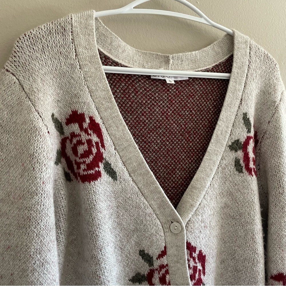 Cleo Oatmeal V Neck Rose Patterned Boxy Cardigan - Size Large Like New - Picture 5 of 16